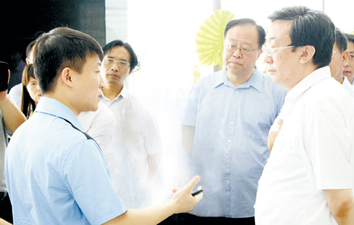 郭庚茂參觀云和數(shù)據(jù)公司